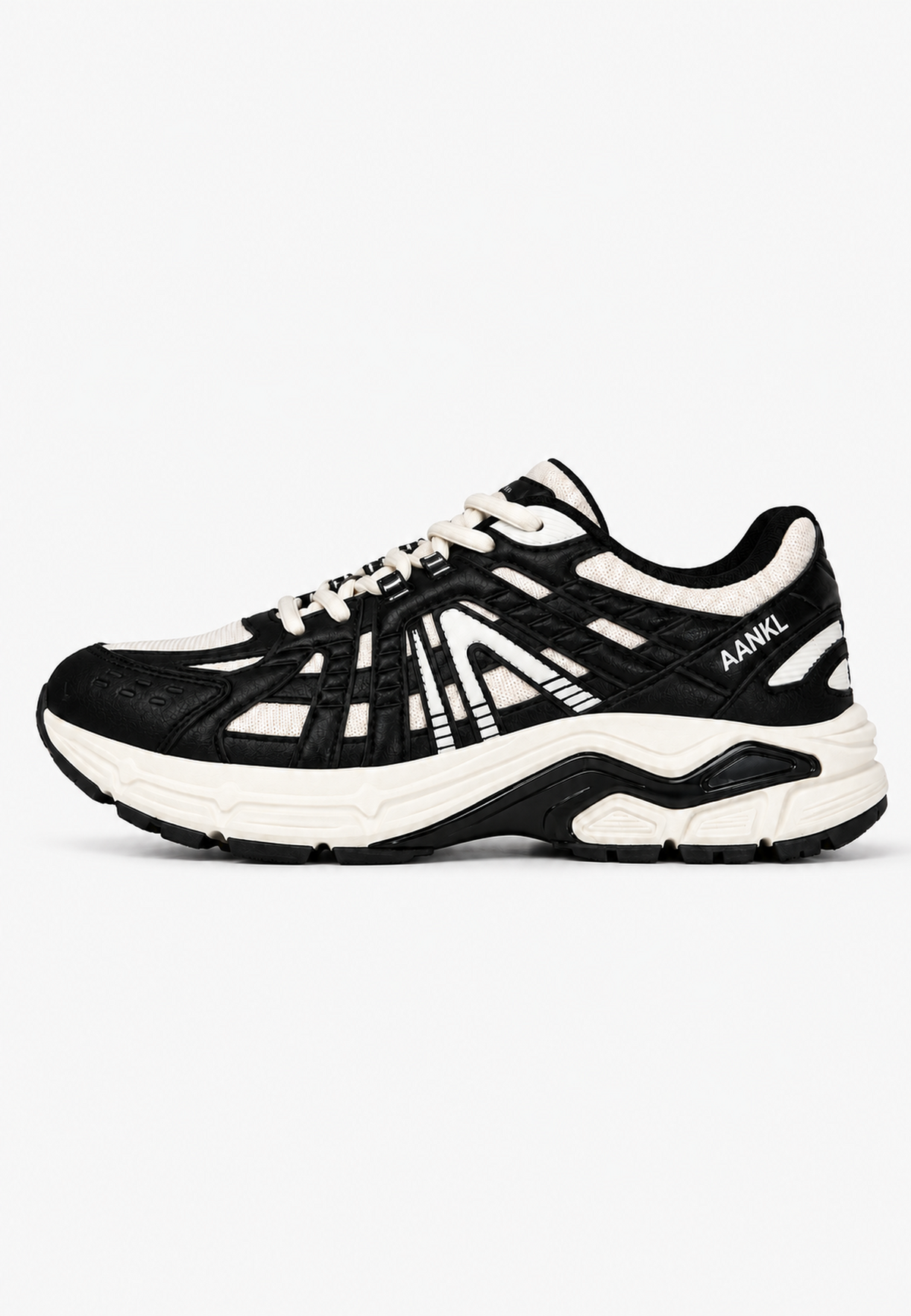 AANKL GLIDE Black sneaker set fra siden på lysegrå baggrund